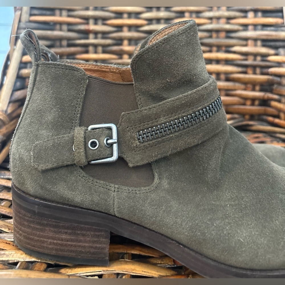 Gentle Souls Kenneth Cole Penny
Ankle Booties Womens Size 9
Olive Leather Zip - Picture 2 of 16